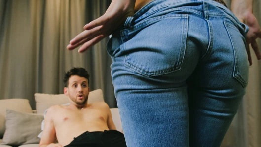 Fotoğrafçı modelin onu neşelendirmesi için soyunuyor