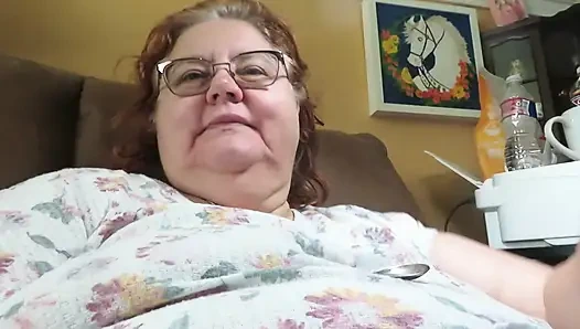 Siz besleyiciler için puding fincanımı yiyorum