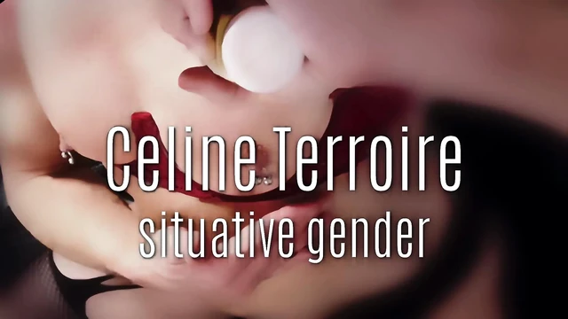 Yumuşak göğüsleri nazikçe okşuyor