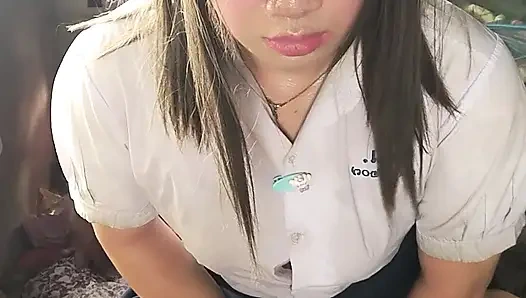 FN122 Kız öğrenci bir aktivite yapıyor