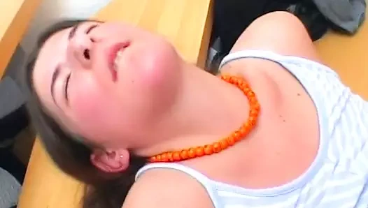 Amatör Alman hizmetçi merdivenlerde sikiliyor