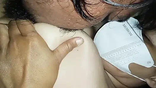 Fışkırtana kadar amcığını yalıyor