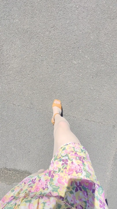 Sokakta yürüyen travesti