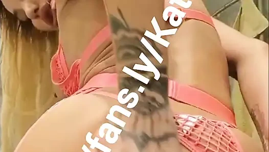 Seksi pembe kıyafetli Katia Star sıska fit sarışın sahte memeler sürtük amıyla oynuyor ve bu dildoya boşalıyor