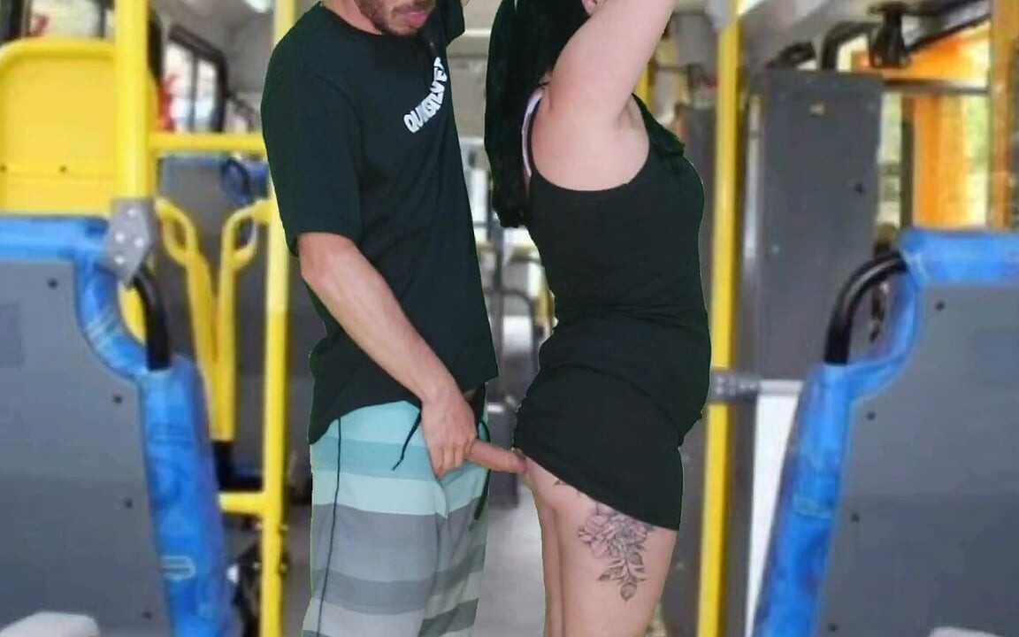 Bir encoxada ile yaşlı serseri ve otobüste esmere boşalana kadar mastürbasyon yapıyor
