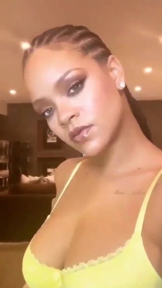 Rihanna'nın büyük dekoltesini sutyenle gösteren selfie