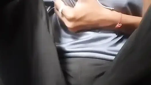 Üniversiteli kızlar büyük göğüslerini parmaklıyor