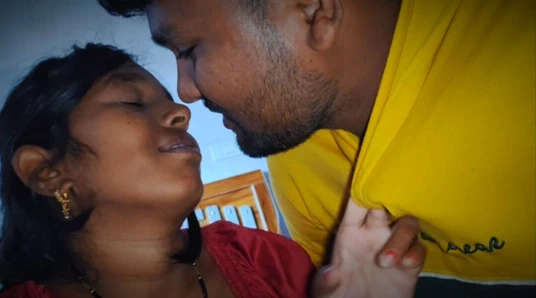 Hintli yaşlı ateşli teyze domaltmalı küçük aşçı sikişiyor - köylü ateşli teyze Hintçe sesli seks.