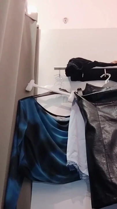 Yaramaz seksi milf çıplak kıyafetler deniyor. Latin tüylü amı yatakta kıyafet deniyor. | Bölüm 2