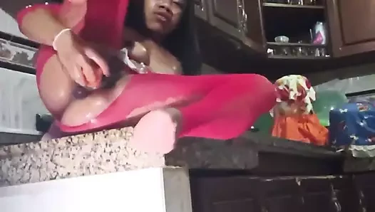 Fitness yapan kız mutfakta salatayı seviyor