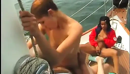 Birkaç güzel zenci hatun yelkenli gemisinin güvertesinde bir yarak yapıyor