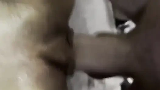 Seksi genç anne mola odasında sikiliyor