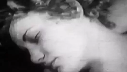 Çarpıcı kızla siyah ve beyaz nostaljik seans