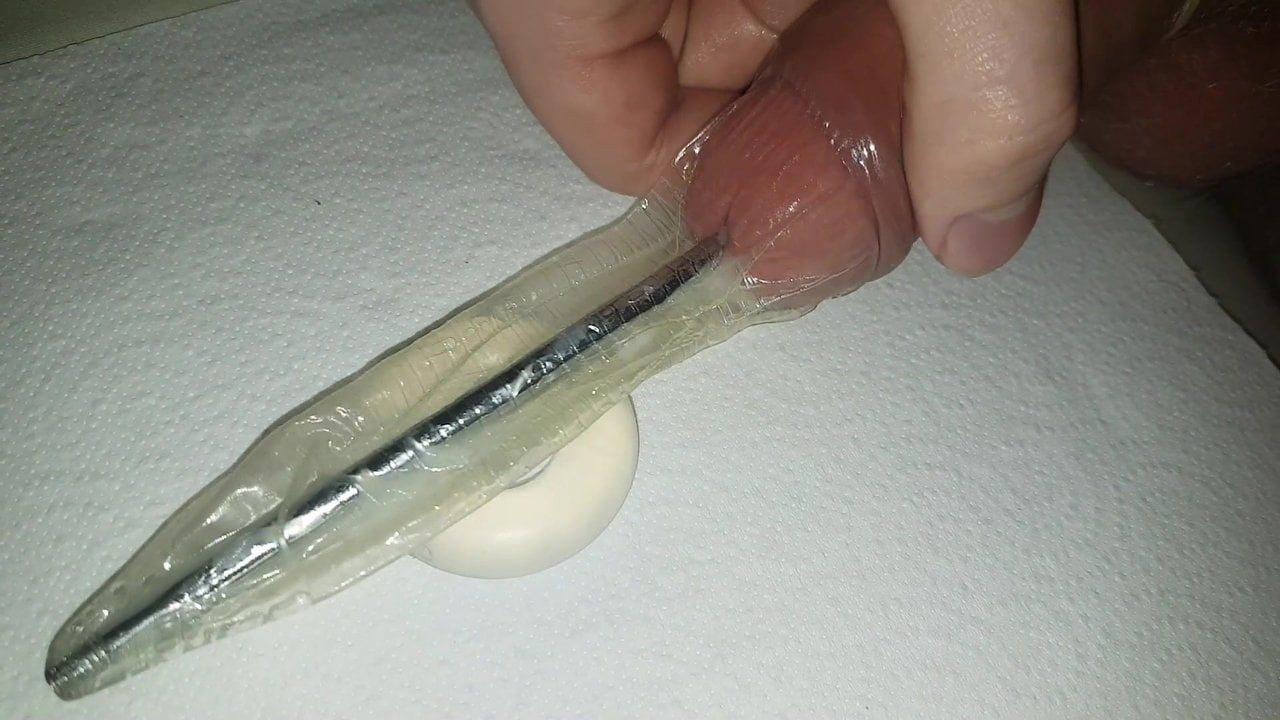 Penis halkalı bir prezervatif içinde üretral sondaj