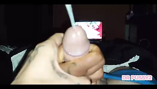 Dövmeli siyah kadının yardımıyla çok fazla sperm boşalana kadar iki elle mastürbasyon