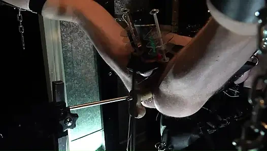 Elektro venüs yarak sağıyor ve deri sapanda makineyle sikişiyor