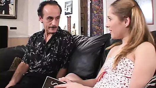 Kız yarak emdikten sonra kanepede sikiliyor ve dölleniyor