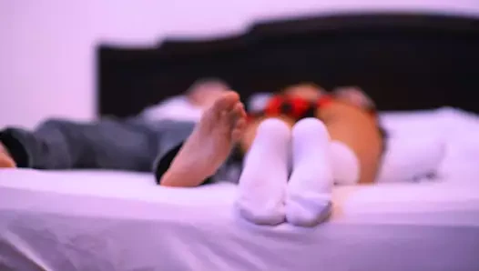 İşletme öğrencisi ve işadamı sikişmek için daireye gidiyor.