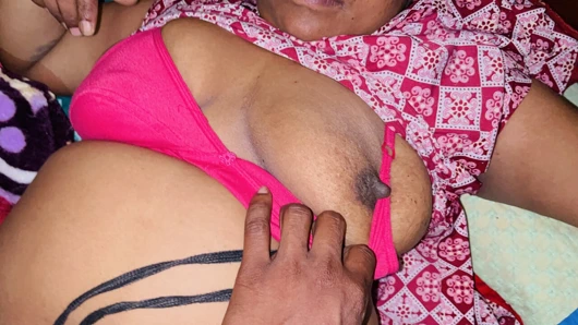 Desi Aunty Pehli Bar Apne Jawan Bhatije Se Chudai Karwai