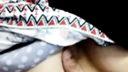 Hintli kızın göğüsleri