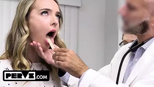 Doktor, küçük deliğini olabildiğince sert sikerek yedek genç kızın doğurganlığını test ediyor
