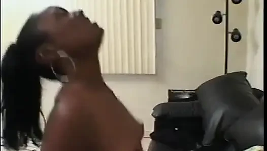 Sıkı götlü zenci hatun beyaz yarağa biniyor