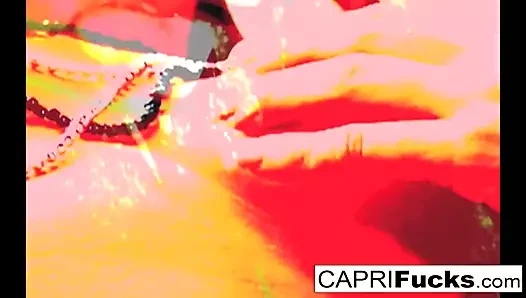 Capri ıslak kedi ve şaşırtıcı göğüsleri ile oynuyor