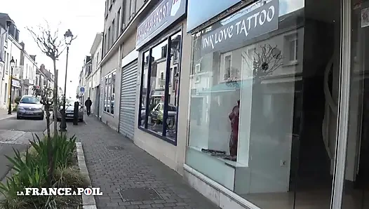 İç çamaşırlı tombul dövmeli sarışın sürtük ateşli ağzına boşalana kadar götüyle bir müşterinin yarağına kolayca biniyor