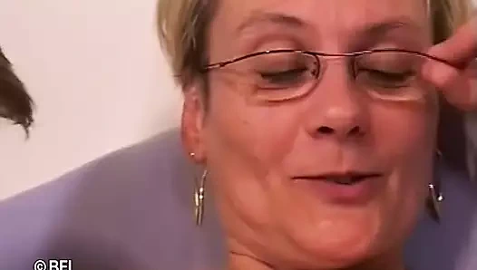 Yaşlı kız için 2 azgın erkek