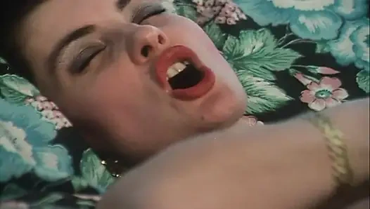 Doğum günüm kutlu olsun: doğum günüm için üçlü sikiş