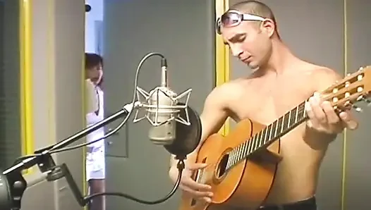 Olgun kızıl saçlı sürtük yerde sikiliyor