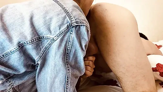 Por favor, continue lambendo minha bunda até gozar ....