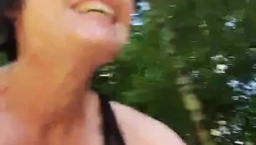 Julie bisiklete binerken vajina gösteriyor