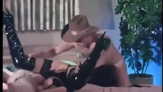 Kovboy sarışın sürtüğün göğüslerini dondurma yalıyor ve sonra onu yalıyor