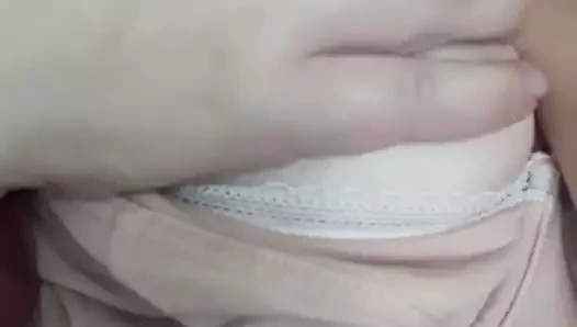 She sucks her big boobs talk- Elle suce ses gros seins