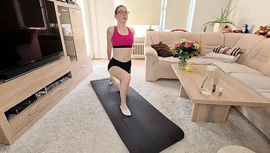 Kızıl saçlı genç kız cam ve spor terliklerle mastürbasyon yapıyor