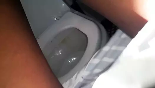 İğrenç aptal kedi çok erken çiş yağmuru döküldü