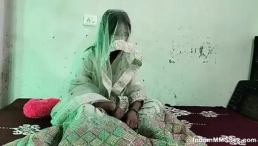 Yeni evli genç 18 yaşındaki Hintli evli kadın kocasıyla gece seks yapıyor