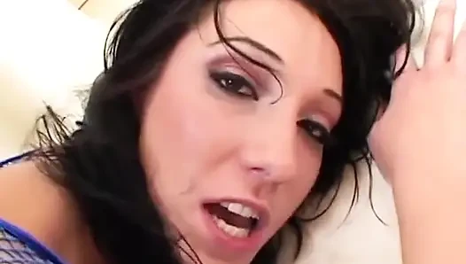 Bu azgın hatun üçlü grup seks sahnesinde iki delikanlının yarağına binmeyi seviyor