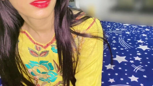 Pencaplı teyze pansiyon odama geldi ve büyük yarağımı gördükten sonra soyunuyor ve sıkı amcığımı sik dedi