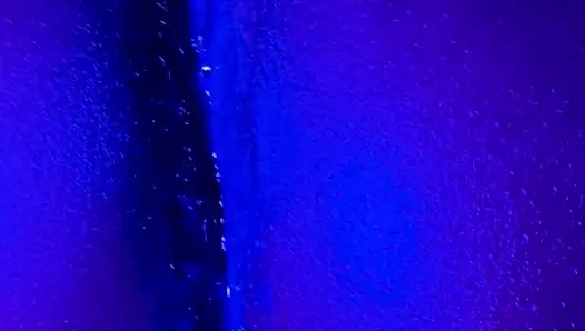 Zenci tanrıça sızdırıyor: neon tanga ve dildo fışkırtıyor