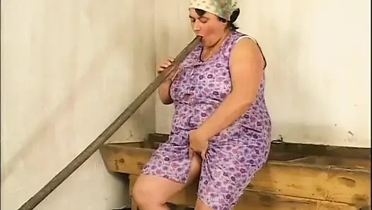 Şişman çiftçi kadın azgın bir adam tarafından ahırda sikiliyor