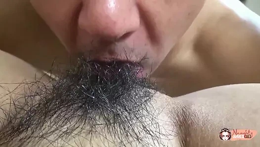 Keiko bir yarağın amını doldurmasını beklerken vibratörle oynuyor