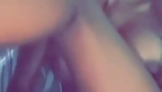 Novinha sarrando o dedo na xoxota