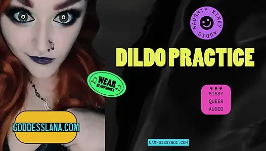 Kamp kadın kılıklı boi dildo pratiği sunuyor