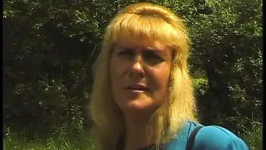 Kıllı sarışın olgun açık havada güzel vakit geçiriyor