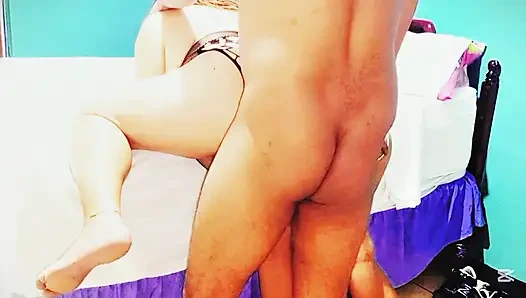 Üvey erkek kardeşim üvey annemi önümde sikmeyi umursamıyor sonra beni de sikiyor