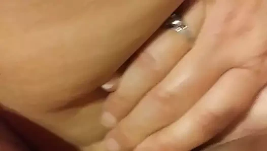 Karısı çatı katındaki mektupları okurken vibratörle masturbasyon yapıyor