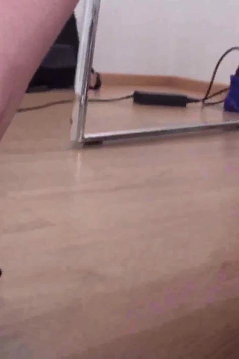 Jessica masanın altında ayakları sallanıyor