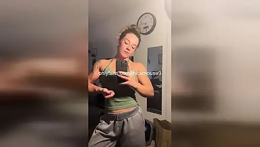 Masum genç bakire amcık instagramda canlı
